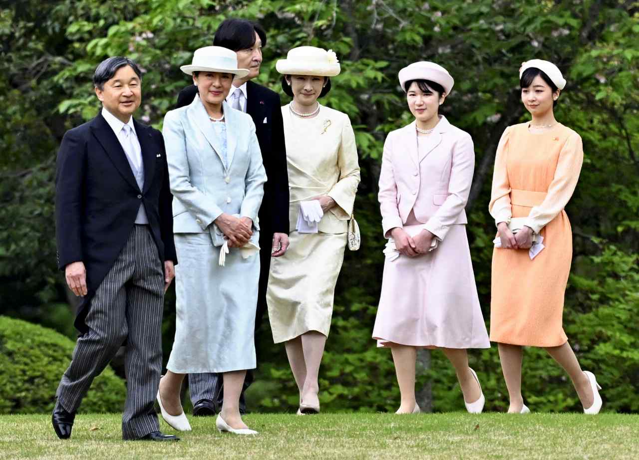 Princess Aiko attends the spring garden party for the first time and has a cheerful exchange of words with those who have made achievements.